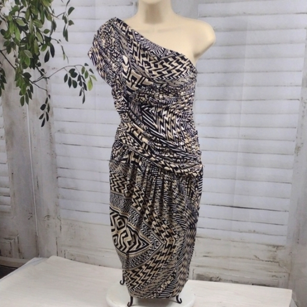Maggy London Black and Cream One-Shoulder Dress Size 8